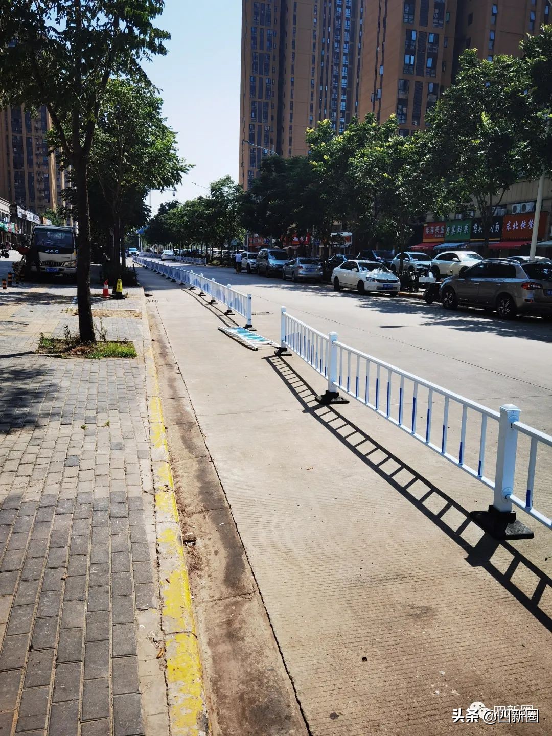 四新街芳草东路交通护栏被人为破坏，十里铺小学有改扩建计划