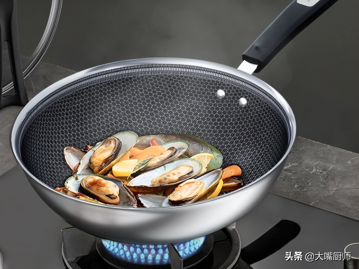 不粘锅涂层释放有毒物质,不粘锅涂层掉了继续用有什么危害