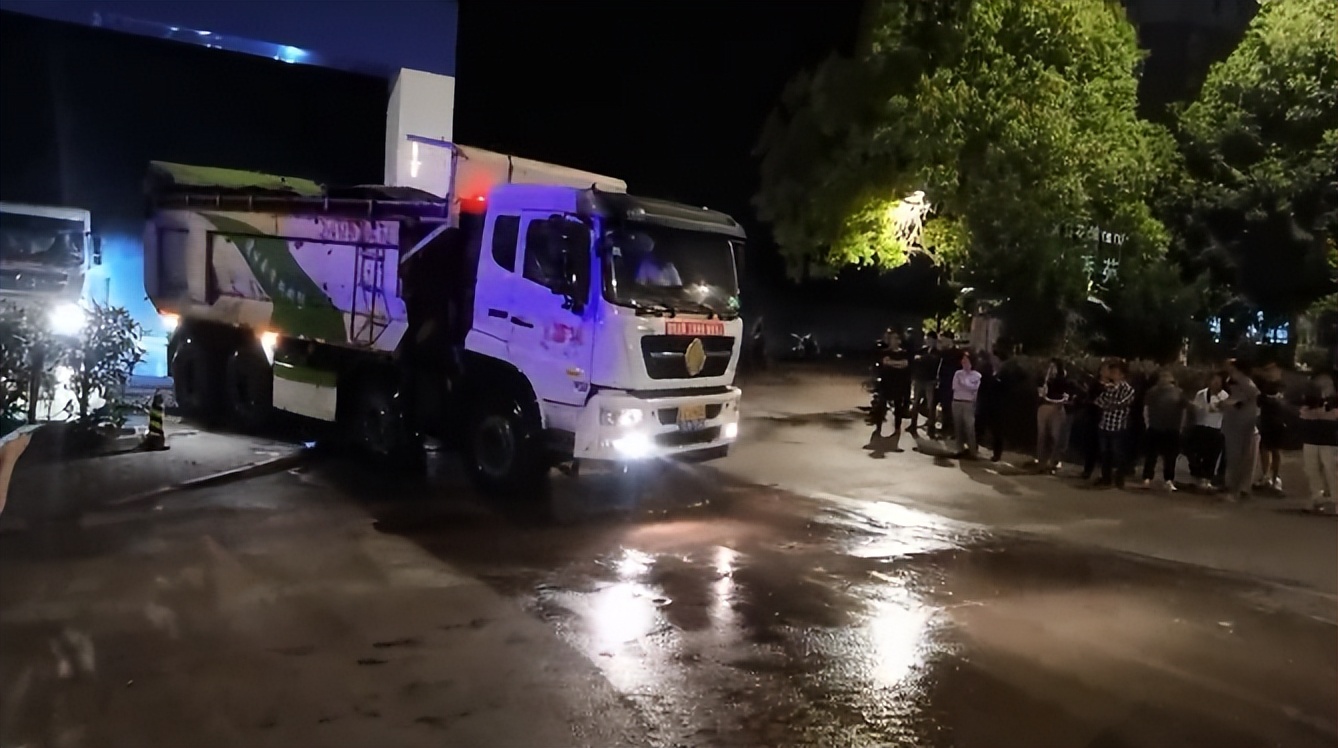 太危险！业主和渣土车“共用”出入口！骨灰盘荒废20年后重启，难