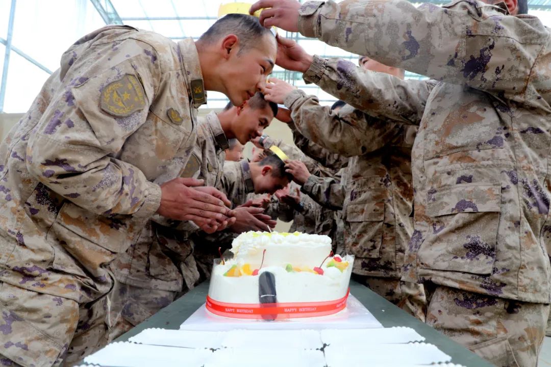 布置过生日的场面,在海底捞过生日的场面