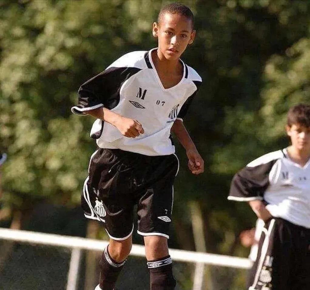 巴西球星内马尔前女友,内马尔一共谈过几个女友