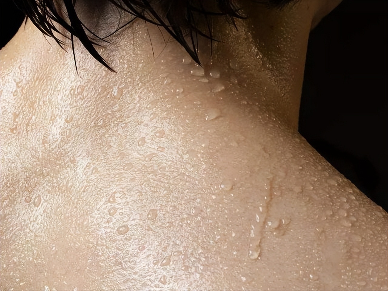 半夜出汗全身湿透是不是阳了,半夜出汗把被子都湿了是什么原因