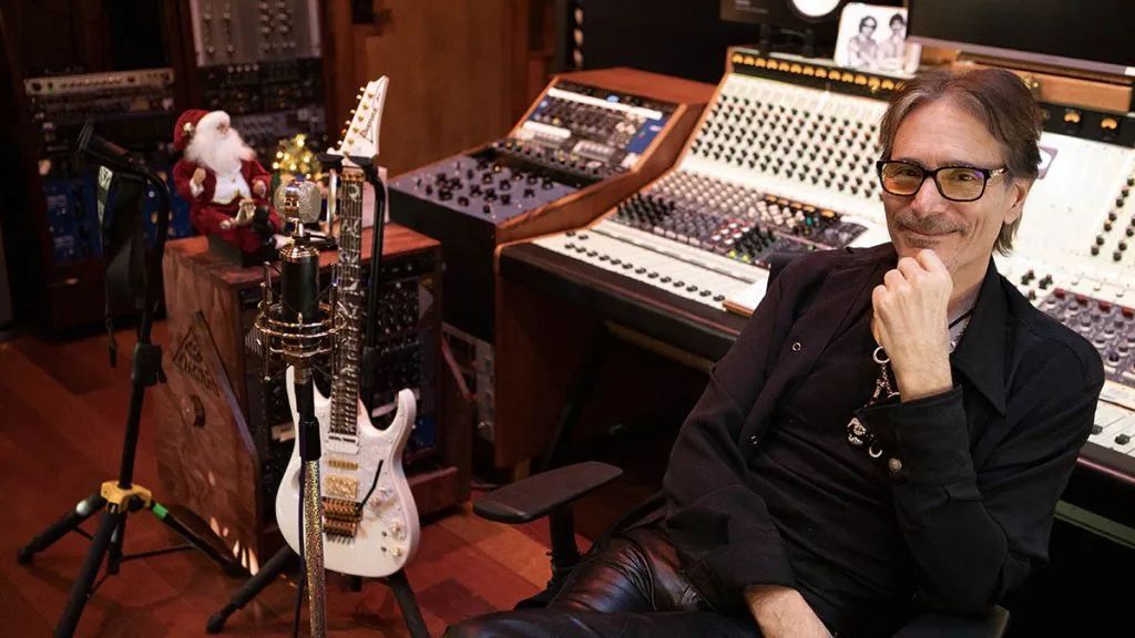 吉他大师stevevai弹海阔天空,吉他大师stevevai弹吉他特点