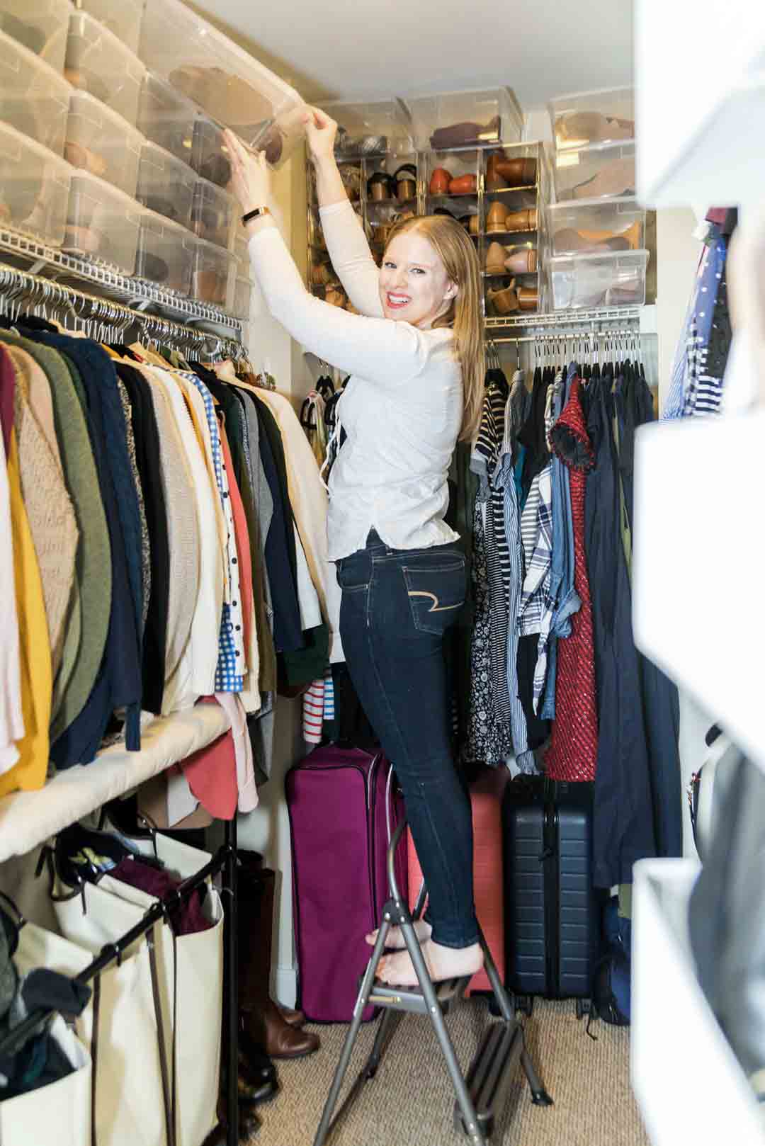 卧室门到天花板还打柜子不,小卧室装修墙面上打隔板放东西