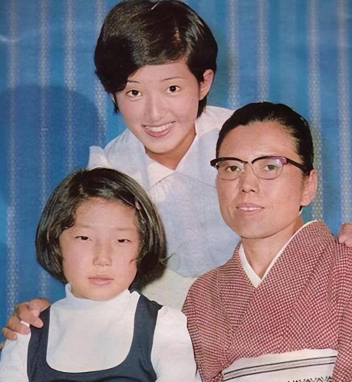 日本70年代女性山口百惠,山口百惠多少岁母亲去世的