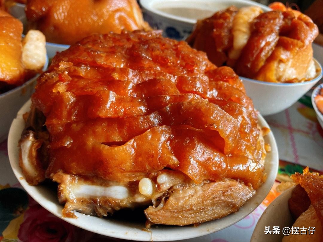 广西的白切鸡扣肉,广西名菜松皮扣肉