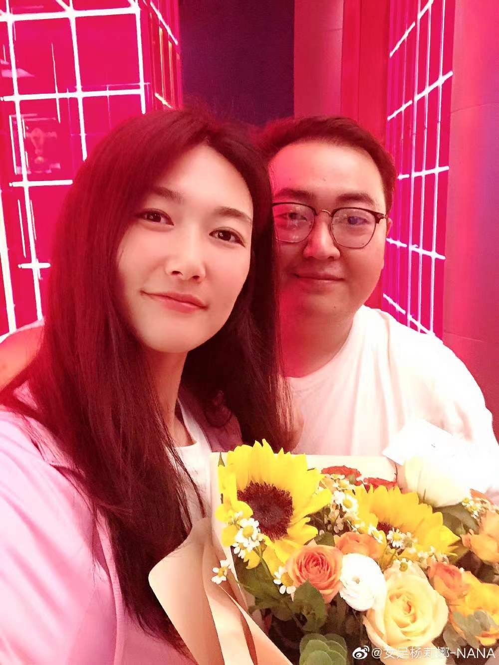 太美了！女足女神杨莉娜穿晚礼服亮相：杨莉娜被称为女足江疏影