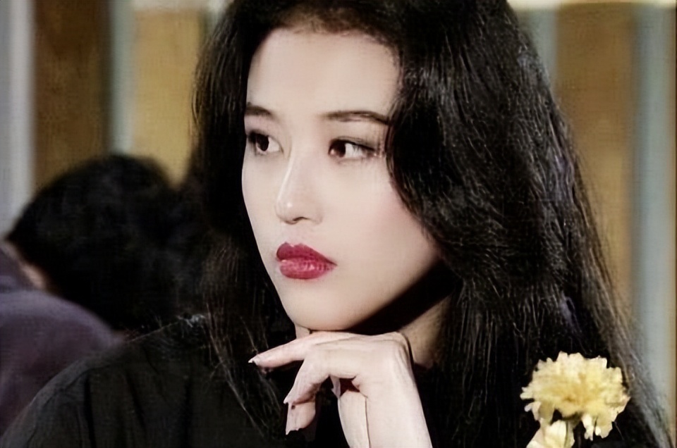 过气演员的窘况:县城忙走穴、直播用怪招,晚节不保,何必呢?