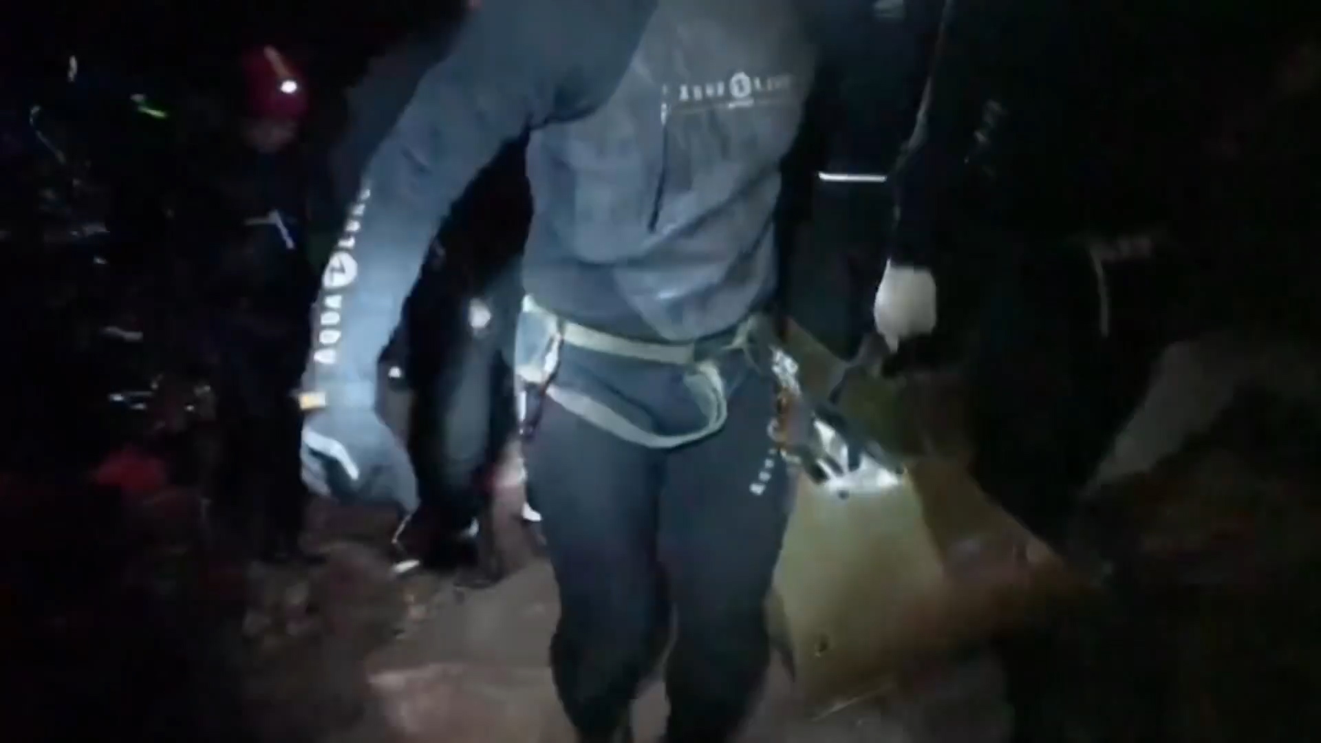 泰国18人球员困在洞穴事件全过程,泰国洞穴救援教练去世