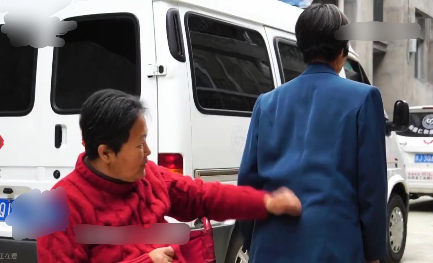 女护工照顾瘫痪富豪的瘫痪侄子,女护工照顾瘫痪小伙