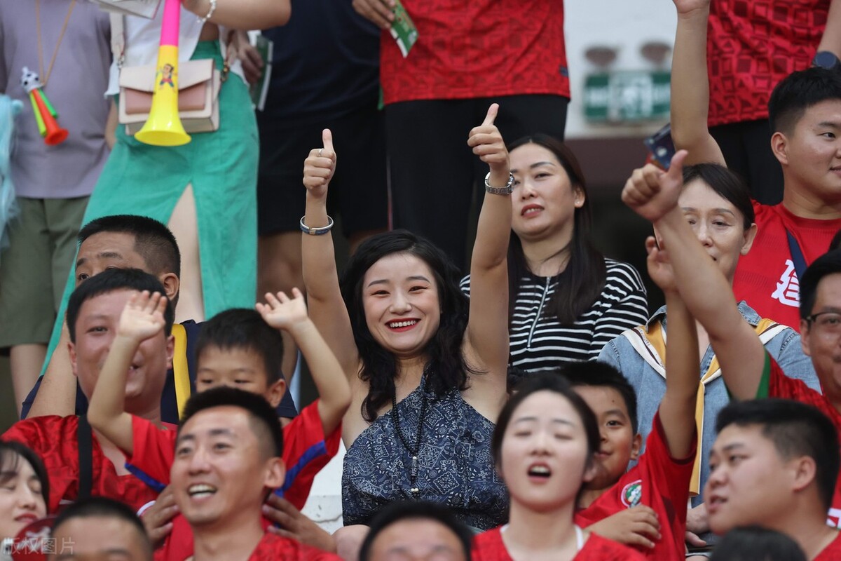 中国足球女球迷惊艳全场,足球看台漂亮的女球迷