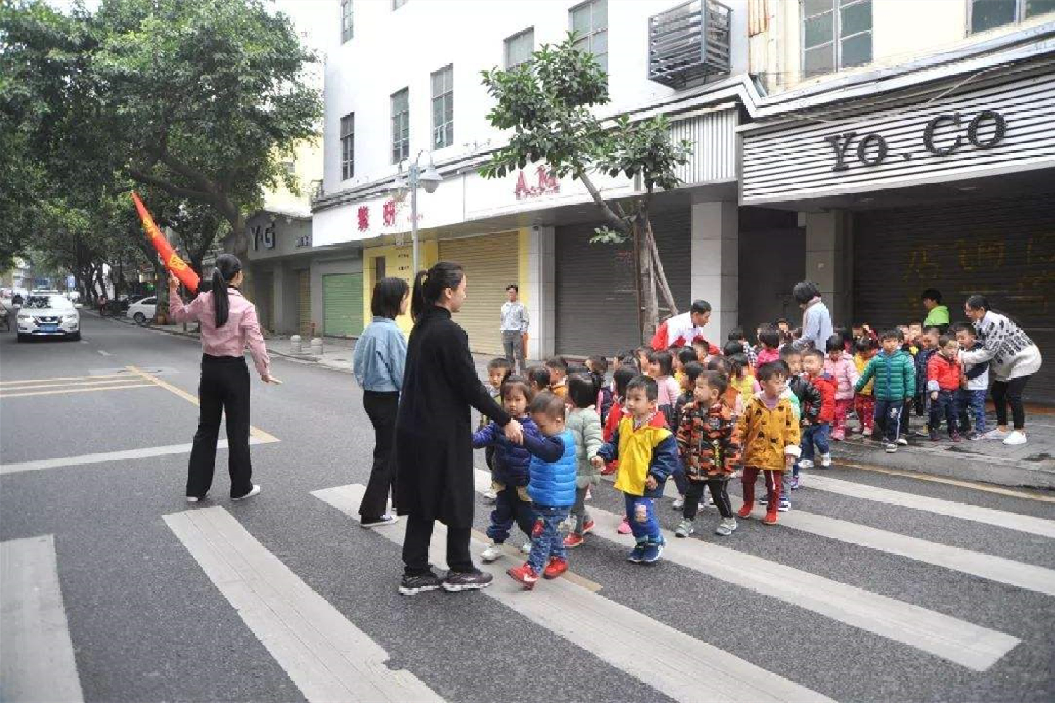 孩子滑雪斜坡摔倒了有危险吗,六岁女孩滑雪需要准备什么