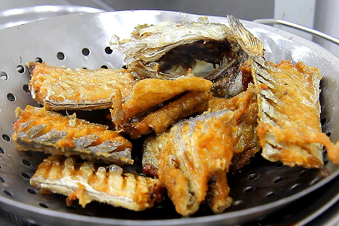 买带鱼时红眼与黄眼有什么区别,带鱼身体中有硬石头是啥