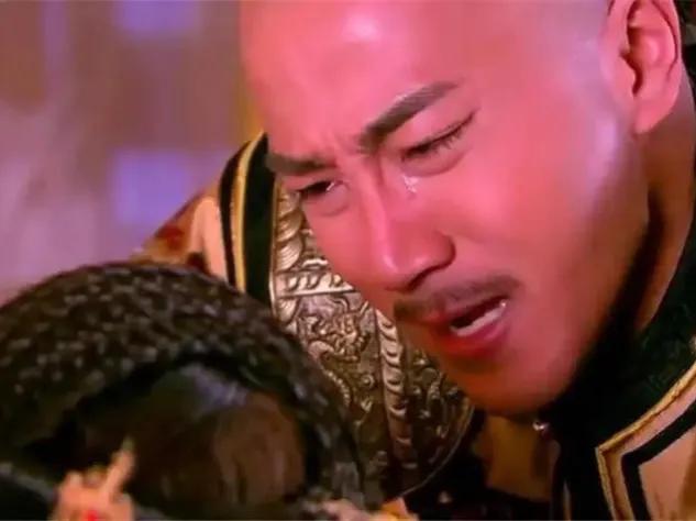 1635年，孝庄给丈夫皇太极请安，刚到门口，却听见姐姐的撒娇声