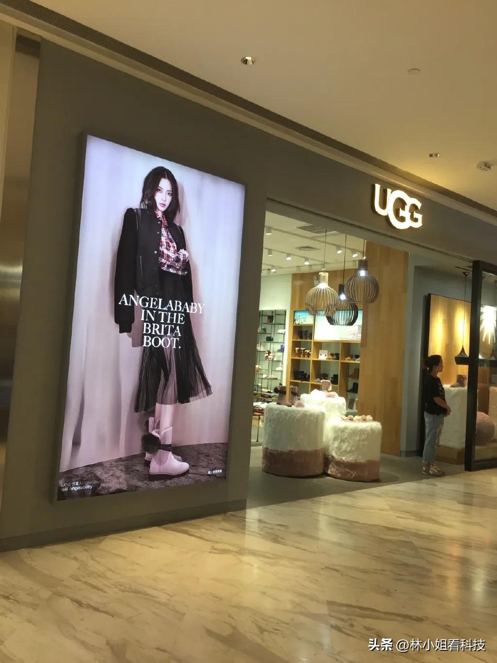 强买强卖？女子抹护手霜摸UGG靴子被要求买下，店家：提醒了还摸