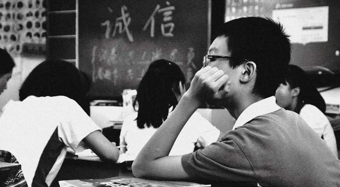 儿子天天要钱怎么办,儿子拿钱给同学怎么办