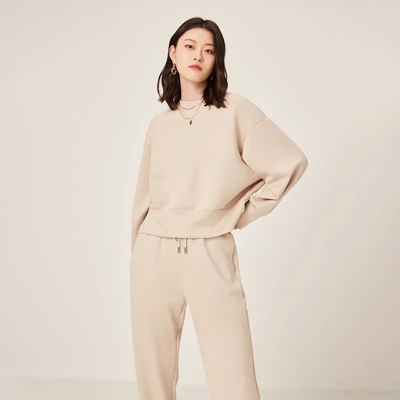 卫衣怎么搭配外套才好看冬天,冬天连帽卫衣怎么搭配洋气女