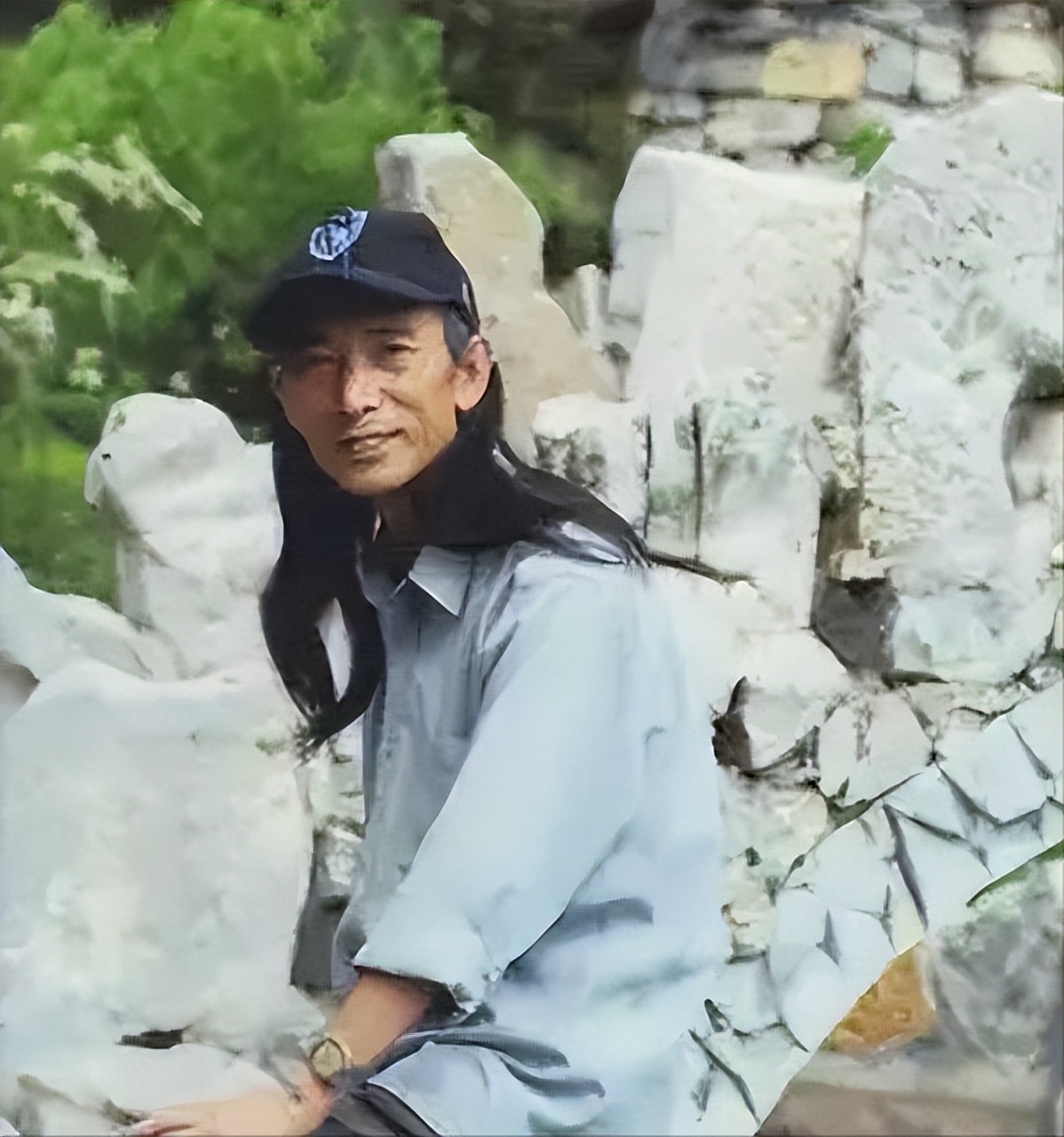 贵州80岁老人隐居深山打造古城,贵州一老人隐居在古堡30年