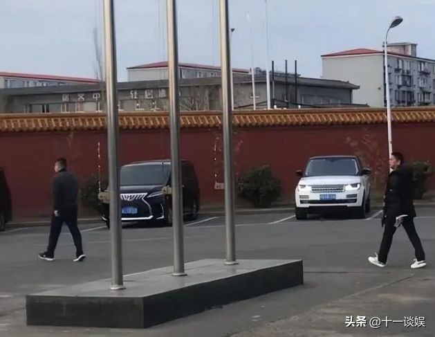 章泽天和刘强东甜蜜照曝光,刘强东章泽天挽手现身