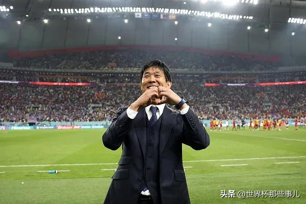 德国队被淘汰穆勒跪地,日本小组出线森保一