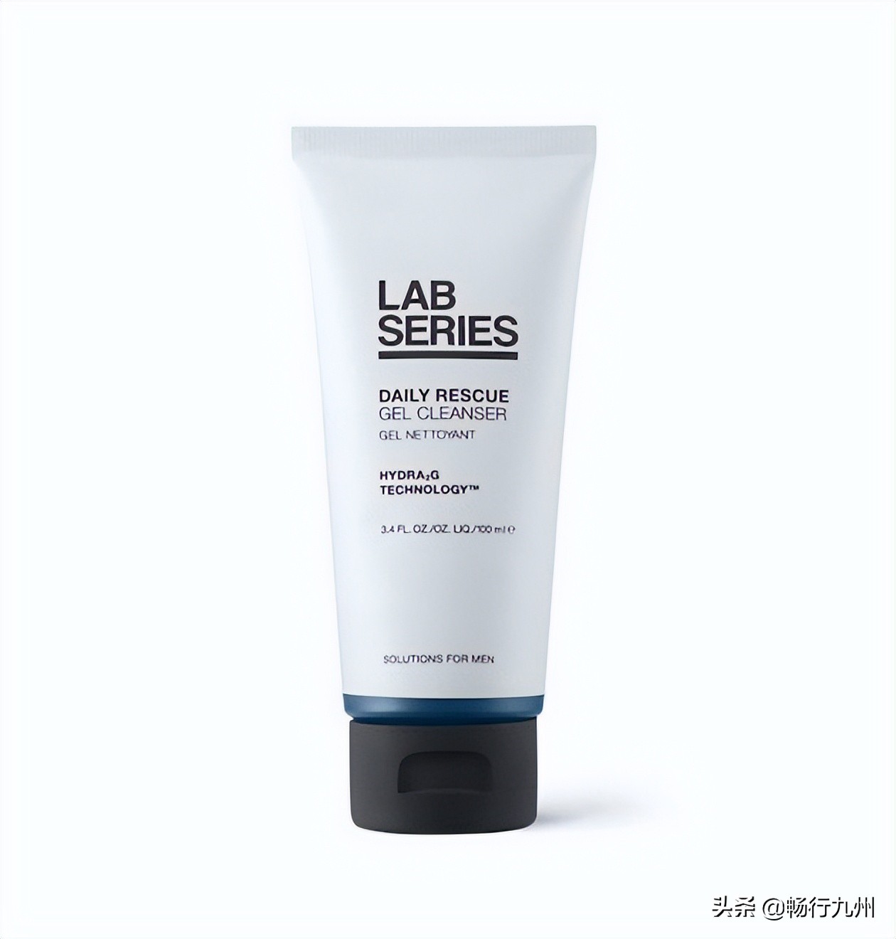 为爱人挑选心仪的礼物,用心挑选礼物的男人