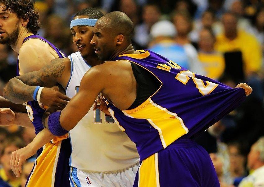 08年科比错失总冠军流泪背影,科比09年举起冠军奖杯和fmvp奖杯