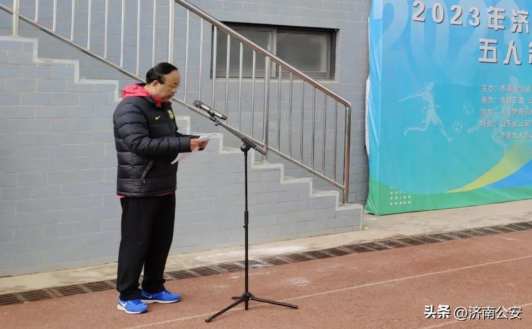 瞧瞧～警察队伍里的“足球小子”！