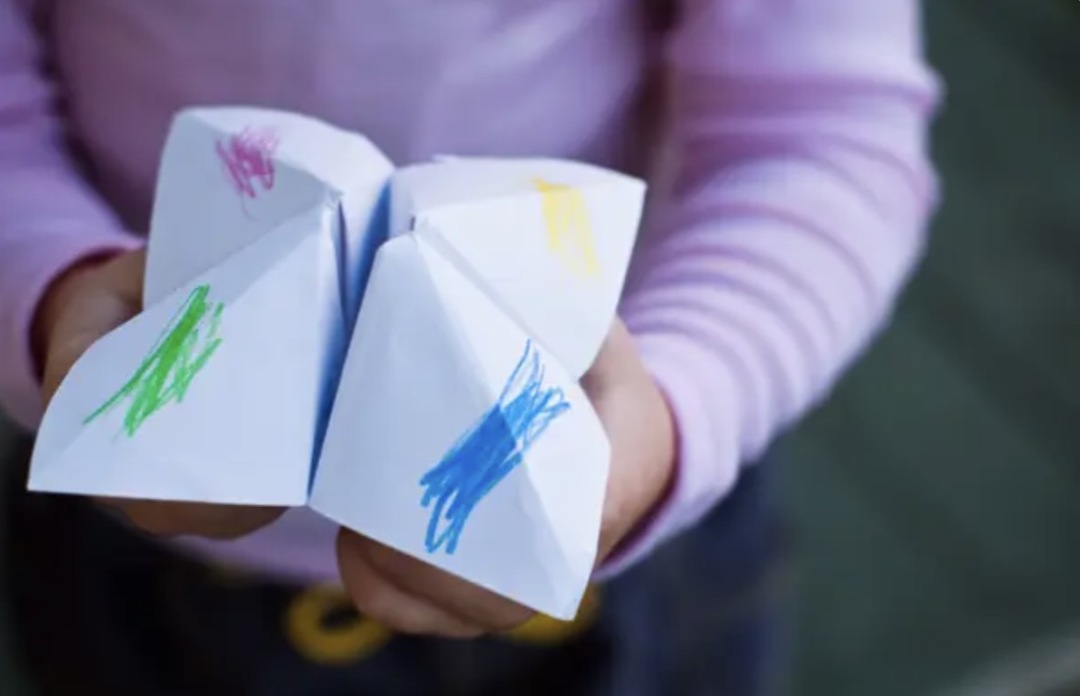 牛皮纸包书、电视不灵就猛拍，这些“中年人绝活”，你会几个？