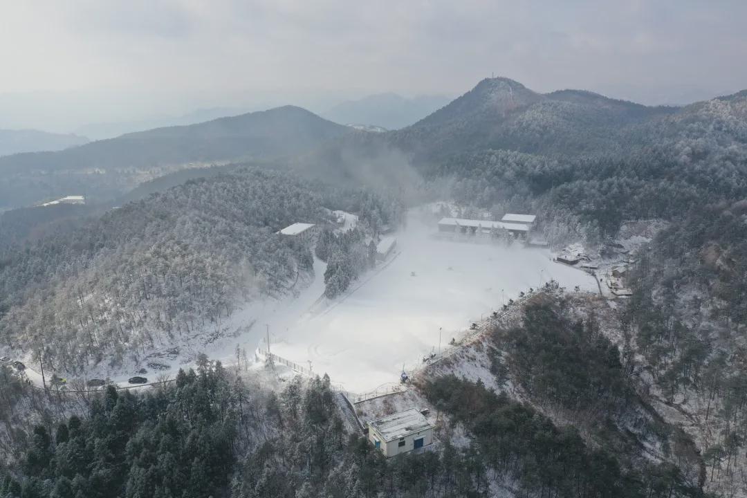 冬奥点燃冰雪热滑雪场迎客流高峰,冬奥点燃冰雪激情