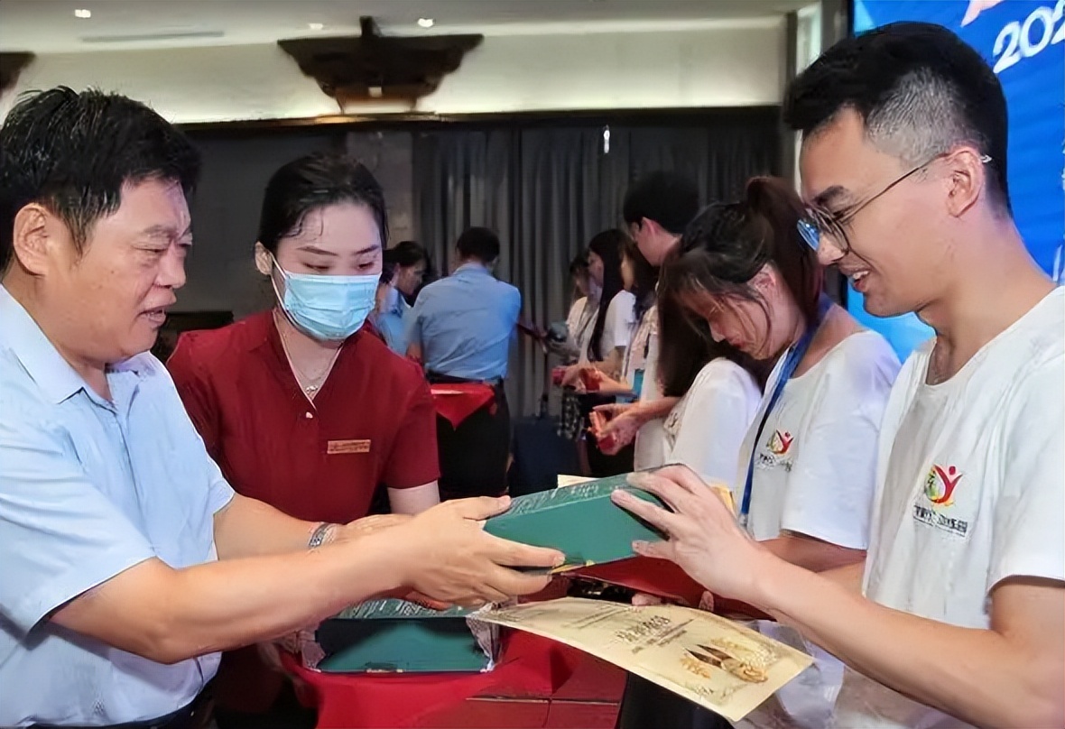 大学室友不愿aa买空调视频,女室友拒绝aa制买空调