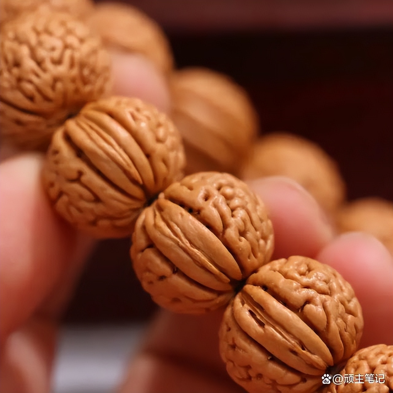 桃核手串的盘玩方法,桃核的盘玩方法