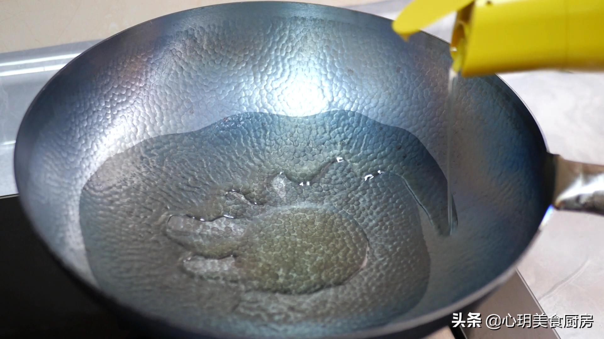 新铁锅别直接用,教你“开锅养锅”,不沾不锈寿命长,越用越顺手