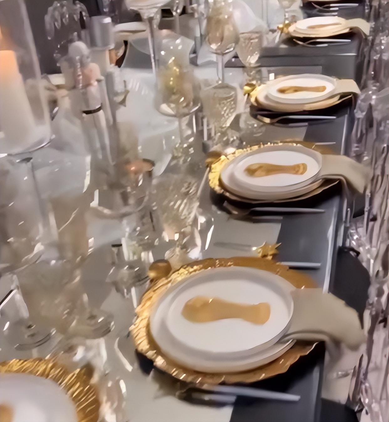 人生赢家！迪玛利亚庆圣诞，餐盘全印大力神杯，拥两女儿馋哭梅西