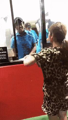 妹子注意点吧，你这姿势太不雅观了，在公共场合还是收敛点吧。