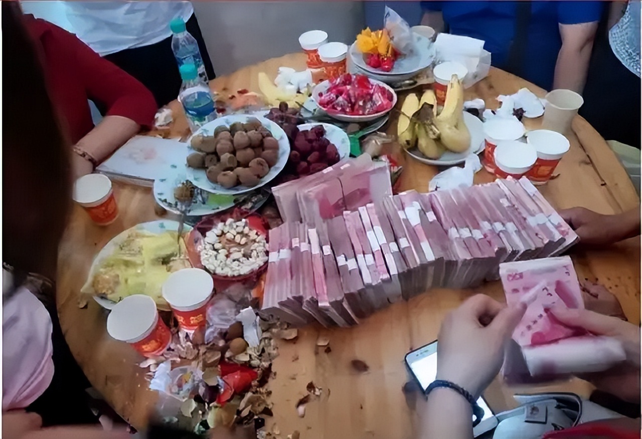 96年台湾富家女与*小平邓**警卫员订婚，女方母亲：台湾娶妻要100万