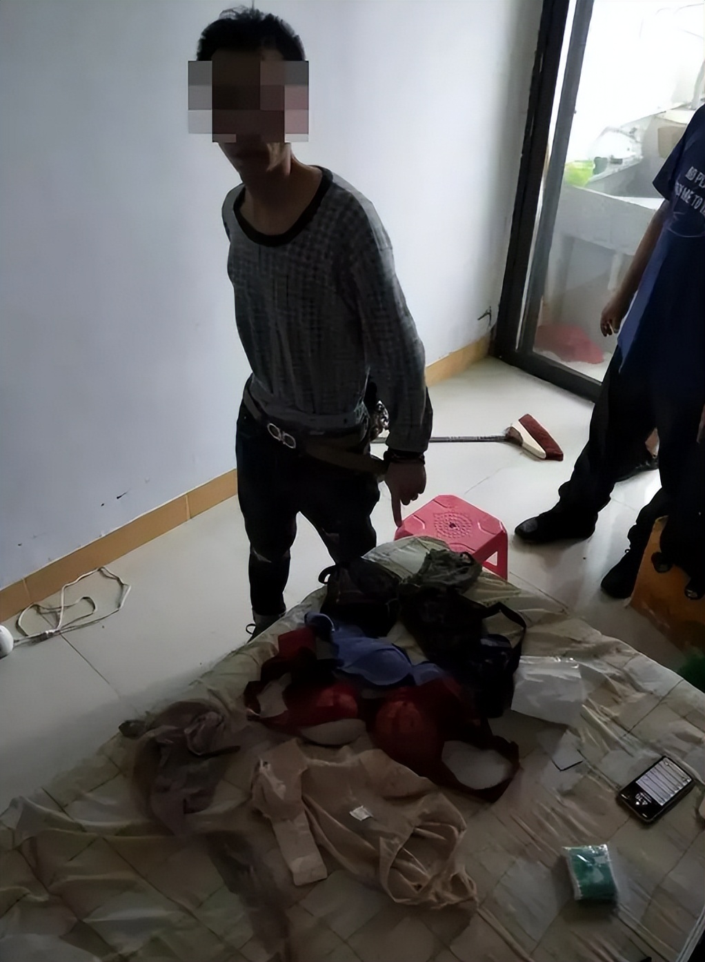 男子家中*袜丝**成山，一天不闻心里难受，让我坐牢可以丢我*袜丝**不行