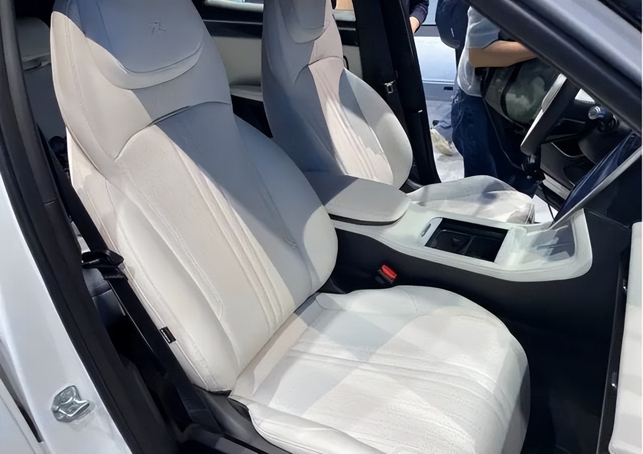 吉利银河l7全新suv棕灰,银河l7宋plusdmi数据对比