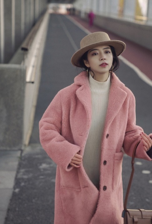 怎么穿出冬天的感觉,冬季白色羊羔绒外套的正确搭配