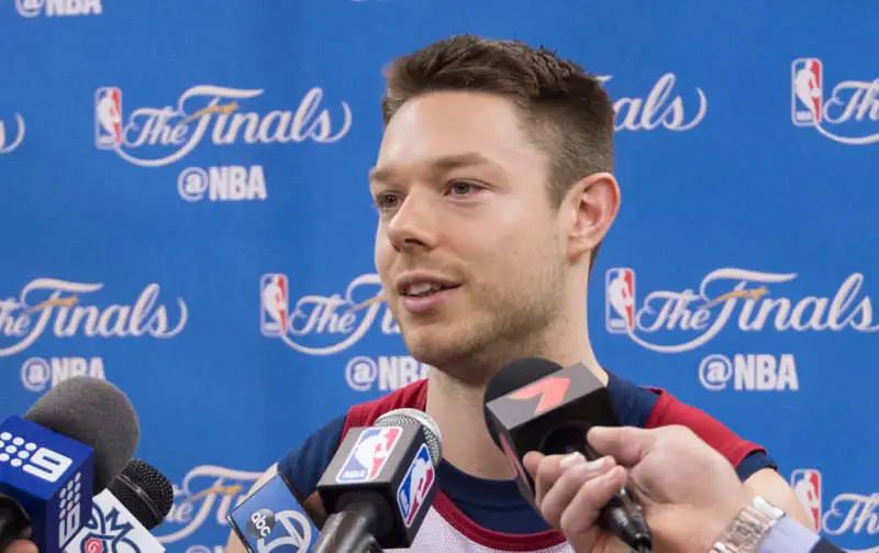 他才是匹克的良心代言人?一双签名鞋穿了六年!维金斯快学学吧