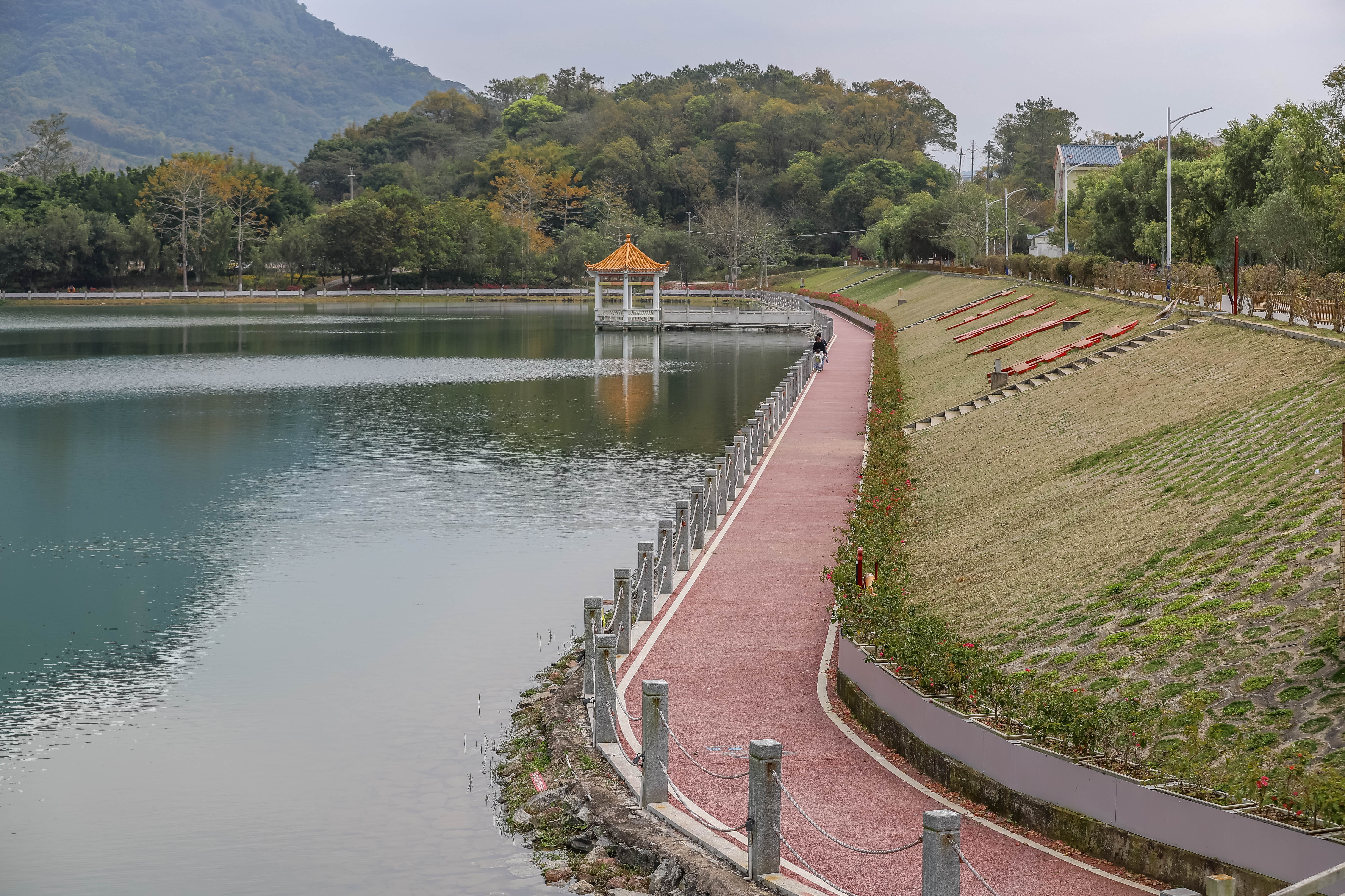 距离九寨沟不远的景点,距广州一千公里的地方