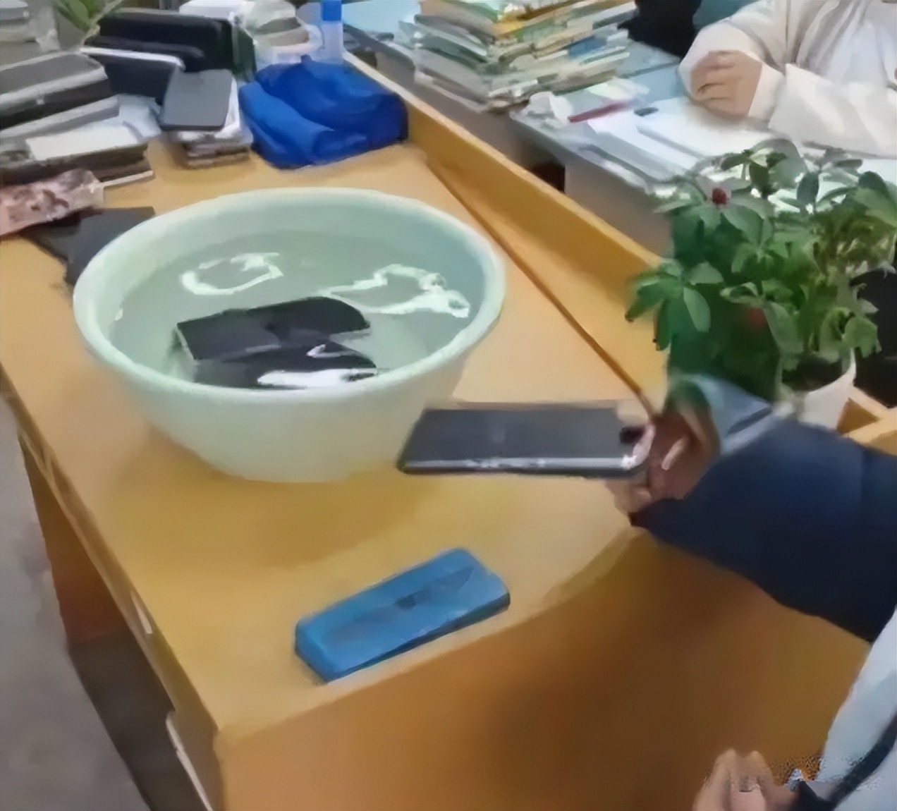 贵阳学校手机泡水后续赔多少,学校回应学生手机被泡水处置