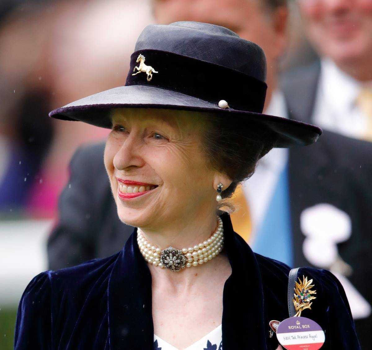 安妮公主向女王行屈膝礼,安妮公主给女王灵柩行屈膝礼