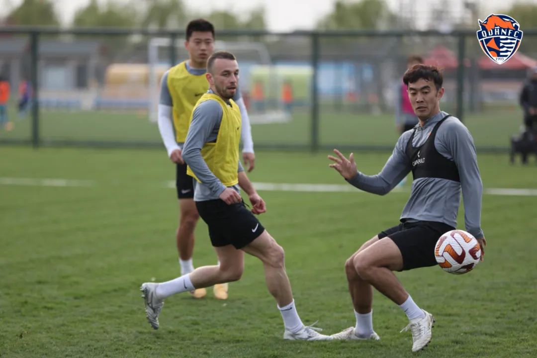 中超江苏对上港直播,津门虎兵抵苏州备战中超