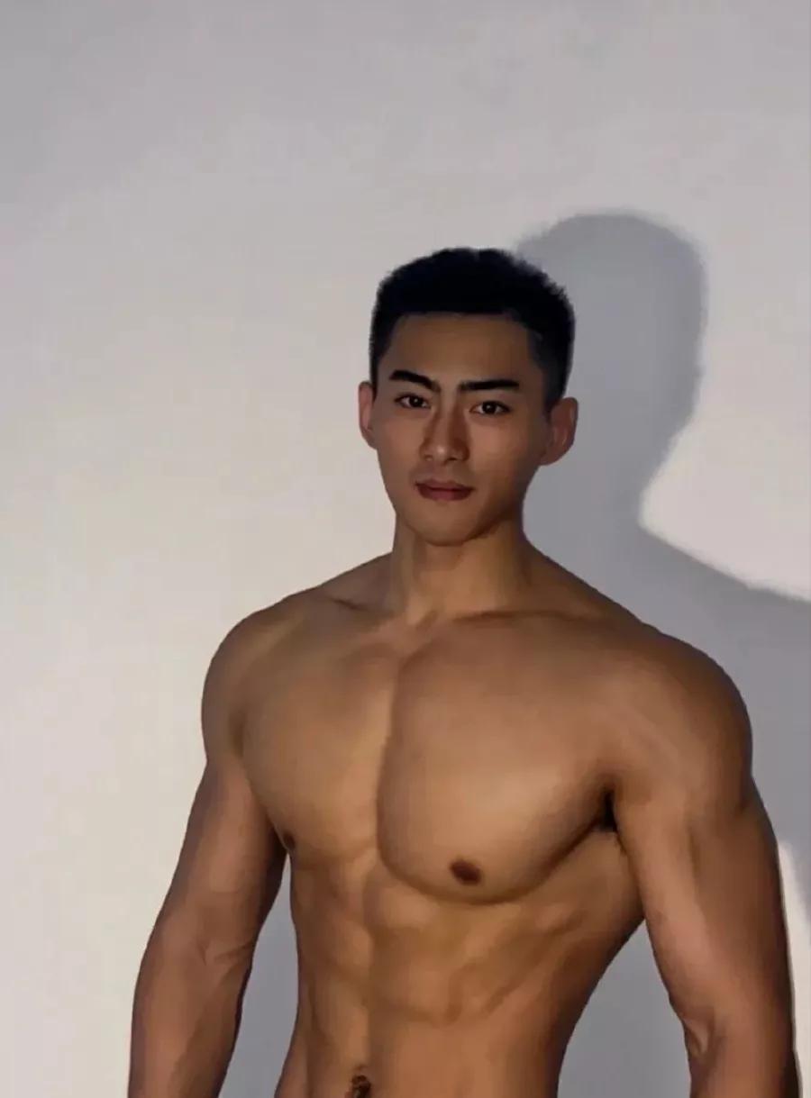 黝黑爷们帅哥寸头,黝黑皮肤的帅哥