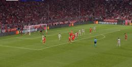 拜仁5-0狂胜柏林赫塔莱万帽子戏法,梅开二度莱万助拜仁3球领先