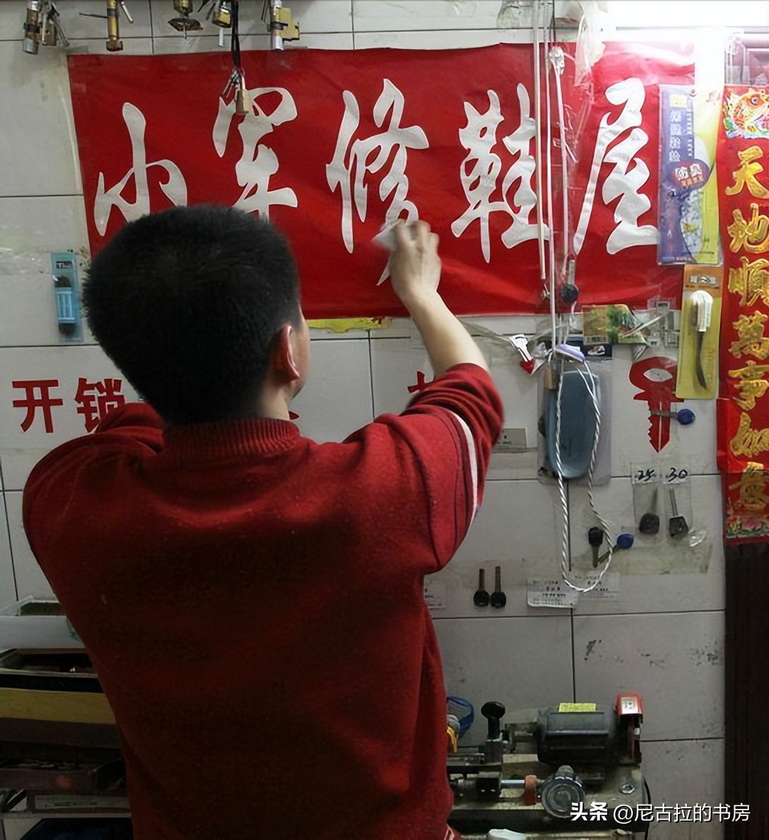 沈阳一小伙在公厕结婚生子，一住就是五年，如今孩子无法上学