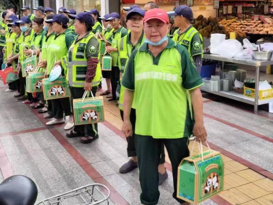 端午爱心粽情暖环卫工人,关爱环卫工人送温暖