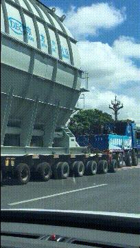 想问这姑娘衣服在哪买的,会不会挨揍?亮点