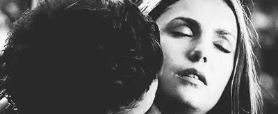 热吻激情指南：亲吻必备姿势大揭秘！