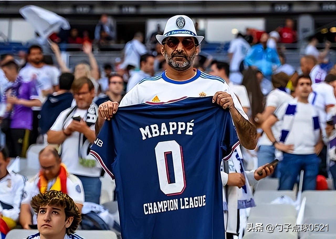 足球场上对抗与拼抢,足球场上要相互鼓励而不是责怪